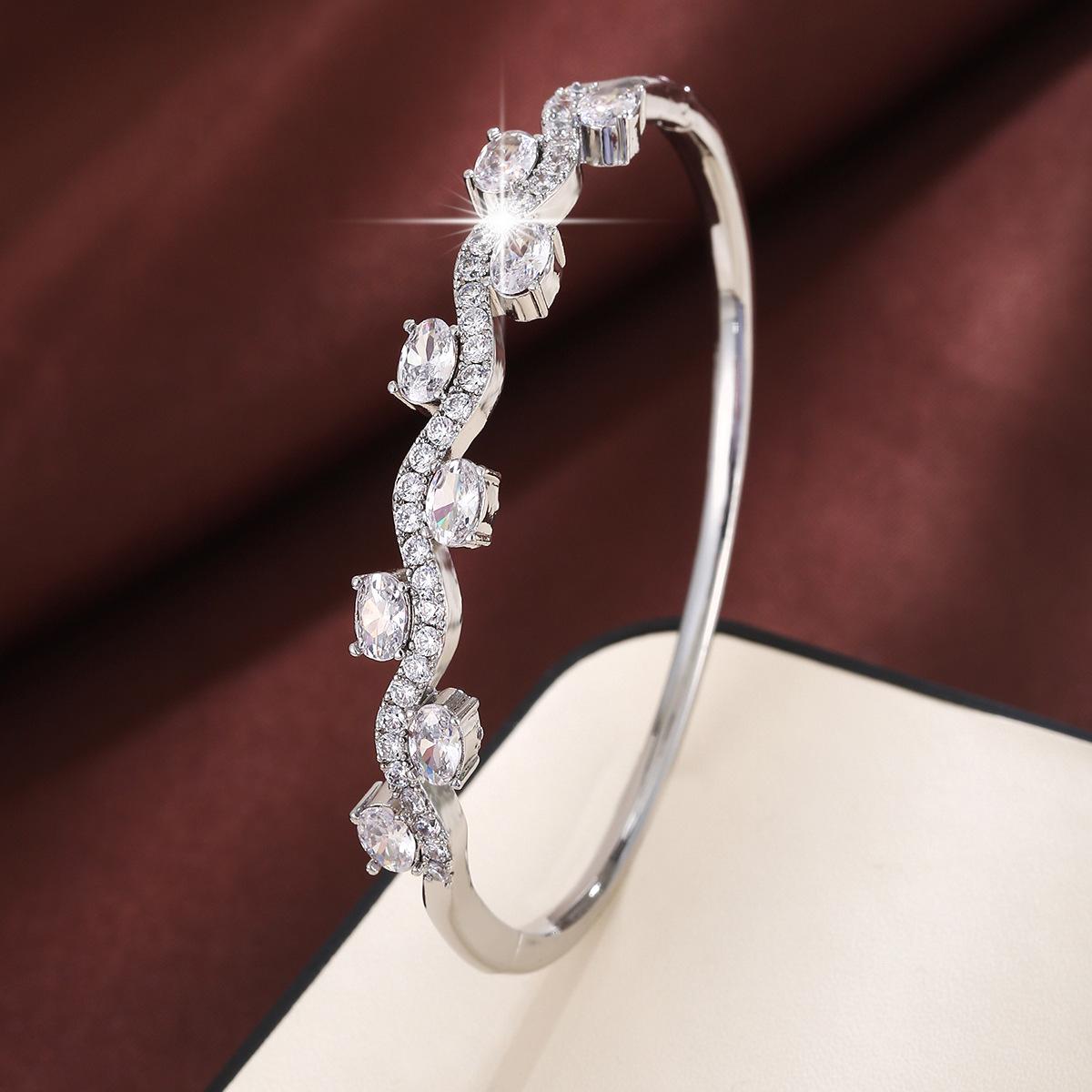 Fashionable and Exquisite Micro-paved Zirconia Women s Light Luxury and High-end Jewelry Bracelet 17CM