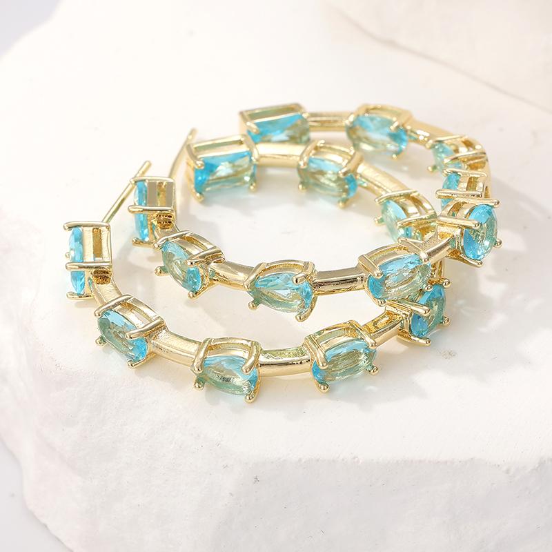 Boucles d'oreilles créoles dorées en forme de C incrustées de zircone synthétique bleue pour femmes, bijoux artisanaux élégants et exquis pour banquet