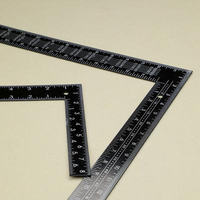Multifunktionales Messwerkzeug-Set aus schwarzem Stahl, geeignet für genaue Winkel- und Wasserwaagenmessungen in verschiedenen Szenarien