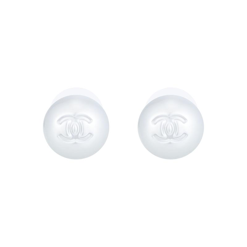 

CHANEL [25C Early Spring] Solid Color Logo Decoration Small Resin Metal Earrings Women s White білий