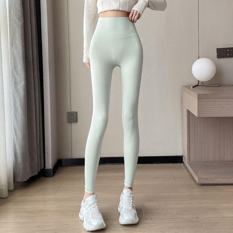 Zestaw Fitness dla Drobnych Kobiet 2024: Biała kurtka do biegania i spodnie do jogi