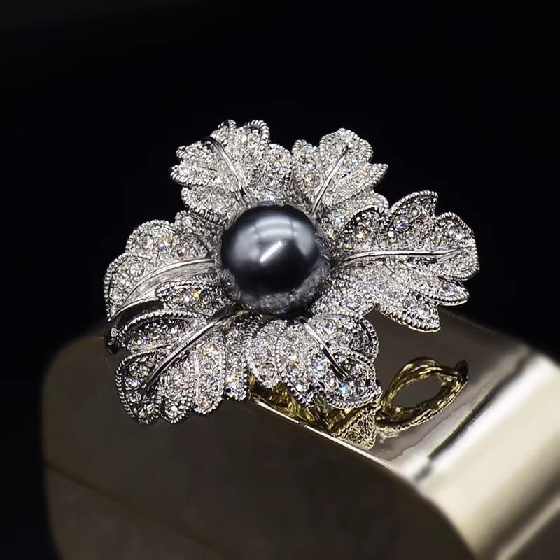The Rose Brooch Is A Versatile and Elegant Pearl Brooch with A Light Luxury Design