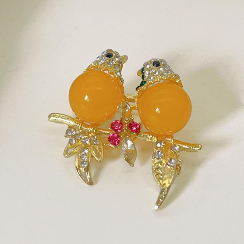 Luxe en ingetogen paar gele wielewaalbroches, hoogwaardige, exclusieve kleine corsage, broche met ontspiegelende sluiting.