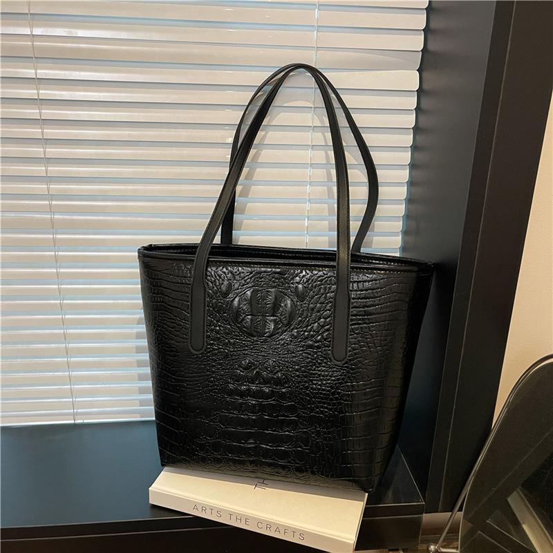 

2025 new niche versatile leopard print round crocodile print tote bag large capacity diamond embroidered armpit bag чорний