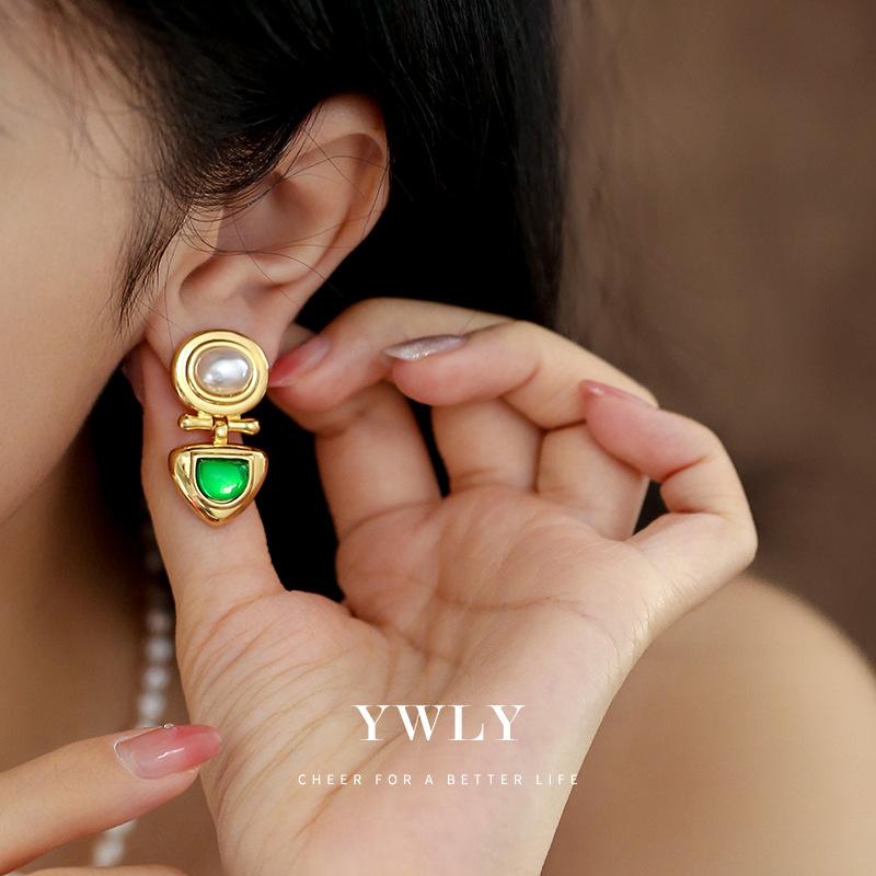 European and American Medieval Light Luxury Stud Earrings, French Celebrity Exquisite Sense of Green Resin Imitation Pearl Inlaid Earrings Women