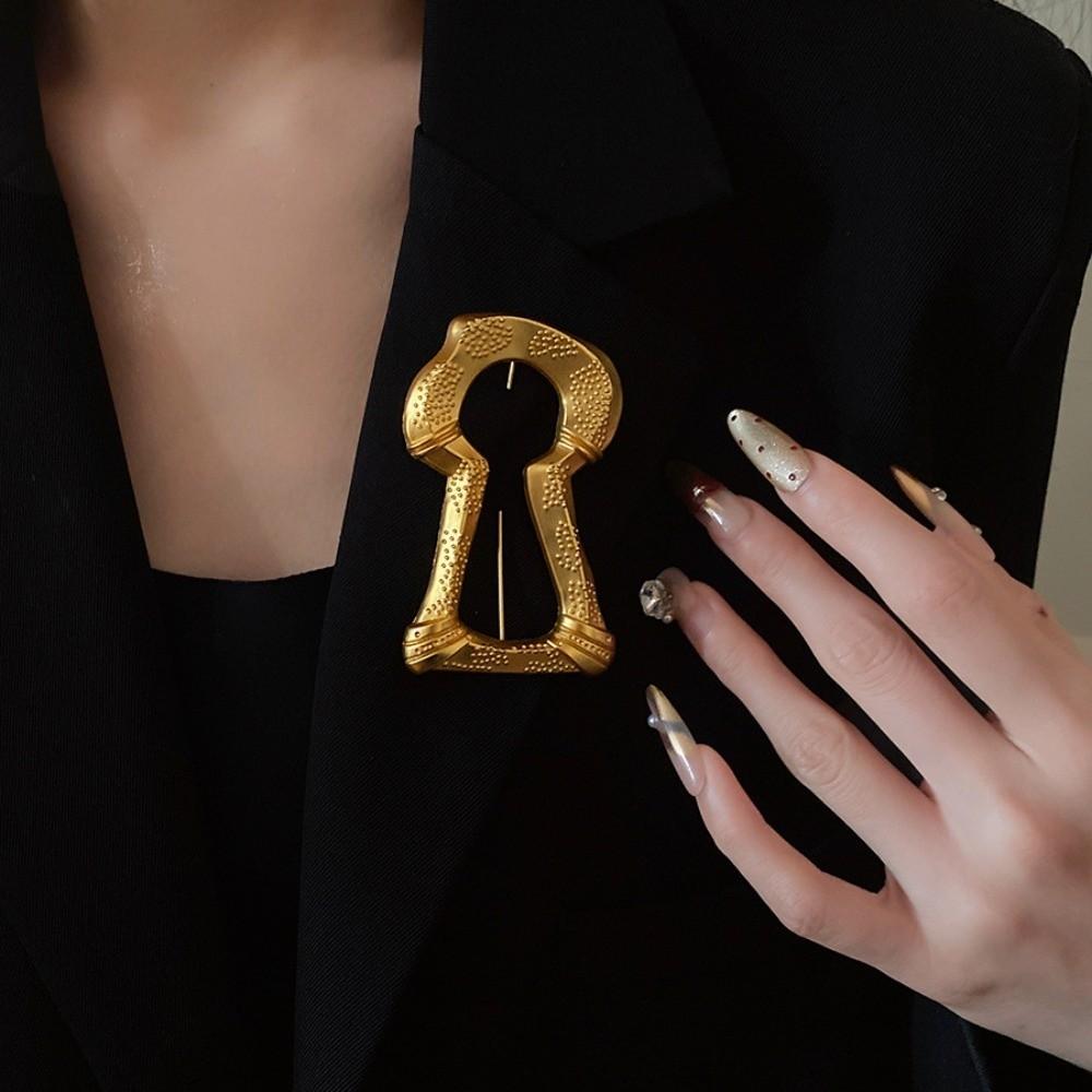 Zinc Zinc Alloy Devil's Eye Brooch Keyhole Shape Banquet Clothes Metal Pin  Clothes Accessories