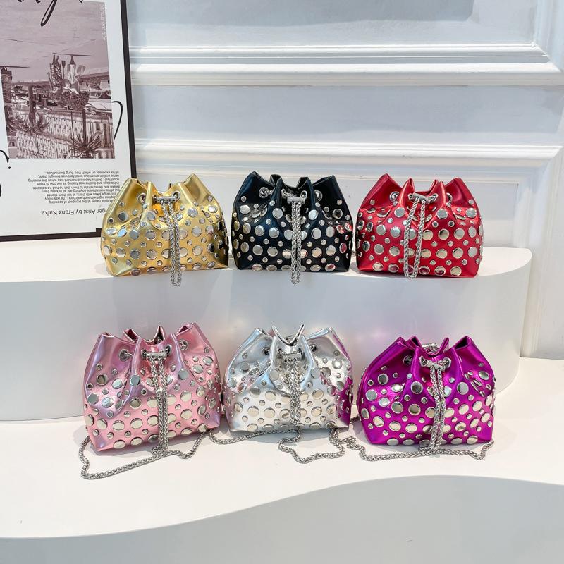 Personalized rivet bag women's spring summer new 2025 Korean version fashion niche shoulder bag chain crossbody bucket bag