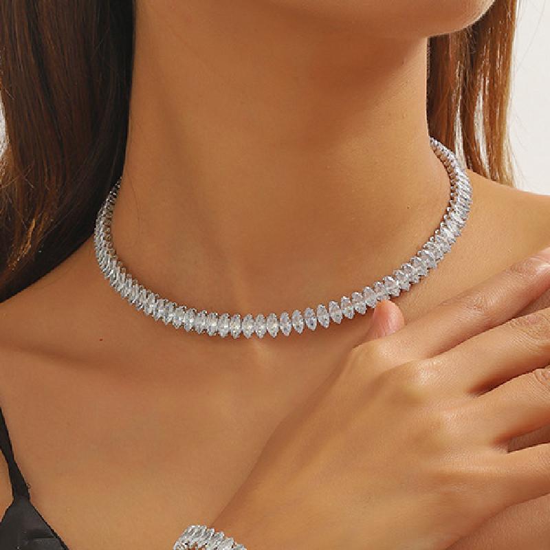 Einfache schwarze Kupferfarbene Choker-Halsketten für Damen Geometrische Zirkon-Drehmomente Halsketten Party Hochzeiten Zirkon