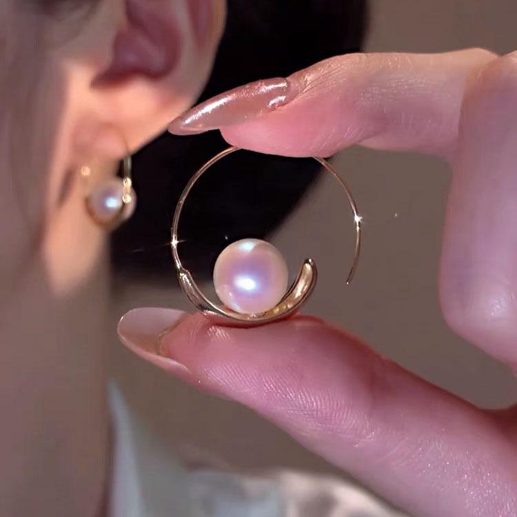 Trendy High-End French Pearl Earrings for Women: Elegant Niche Style