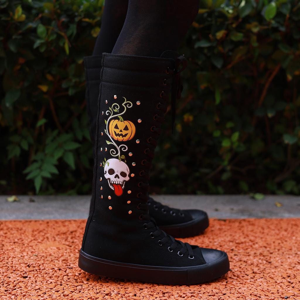 1 Paar lange Damen-Canvas-Stiefel bis zum Knie, Halloween- und Nietenverzierung an der Außenseite, Reißverschluss an der Innenseite, modische flache hohe Stiefel