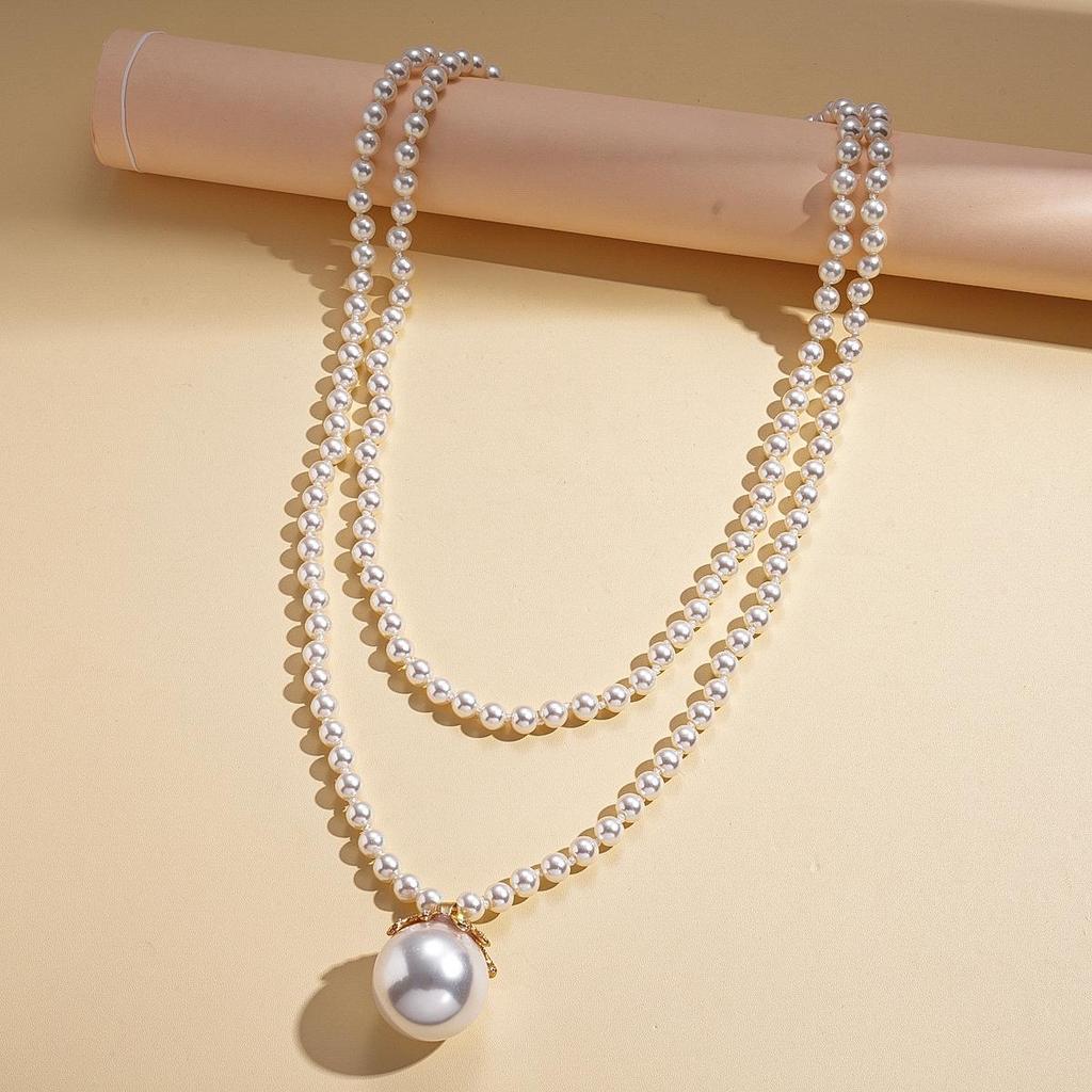 Geometric Round Flower Pearl Clavicle Necklace: Retro European & American Design