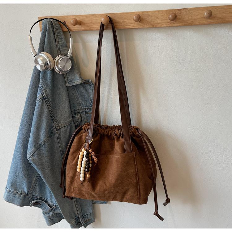 

Осенняя замшевая женская сумка большой вместимости 2025 новая модная ретро простая сумка-тоут универсальная сумка под мышкой коричневый