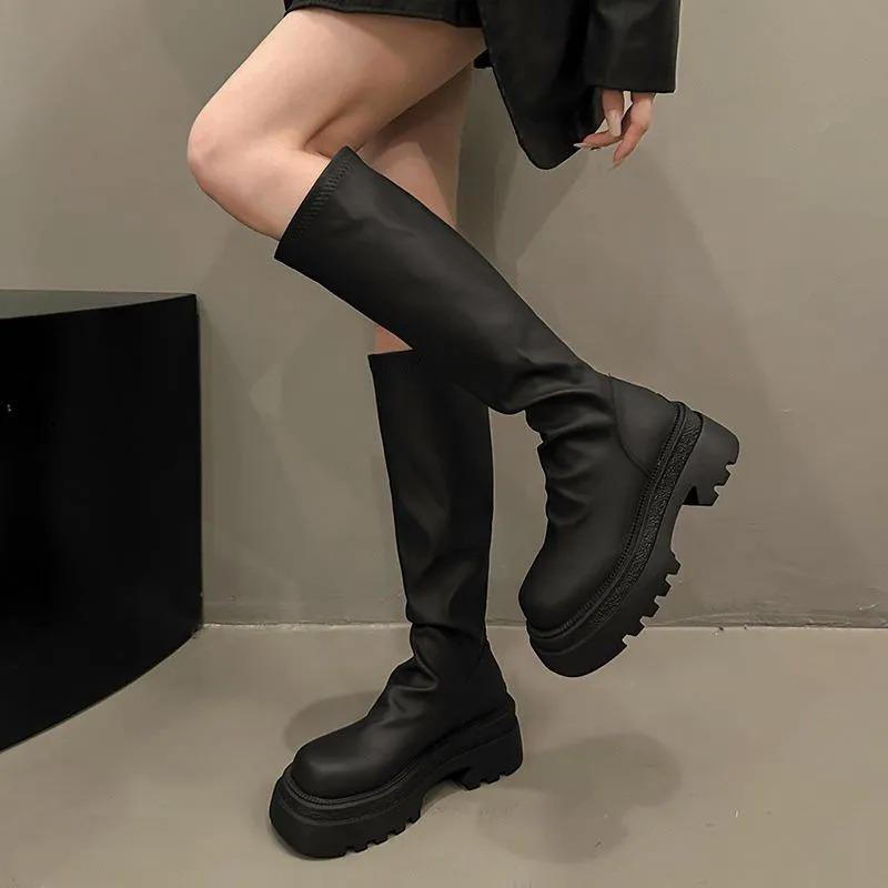 Women's Solid Round-toed Boots