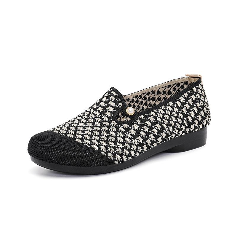 Novos sapatos femininos de verão de salto baixo com sola macia, sapatos casuais preguiçosos, sapatos de tecido para mãe, respiráveis, de bico raso