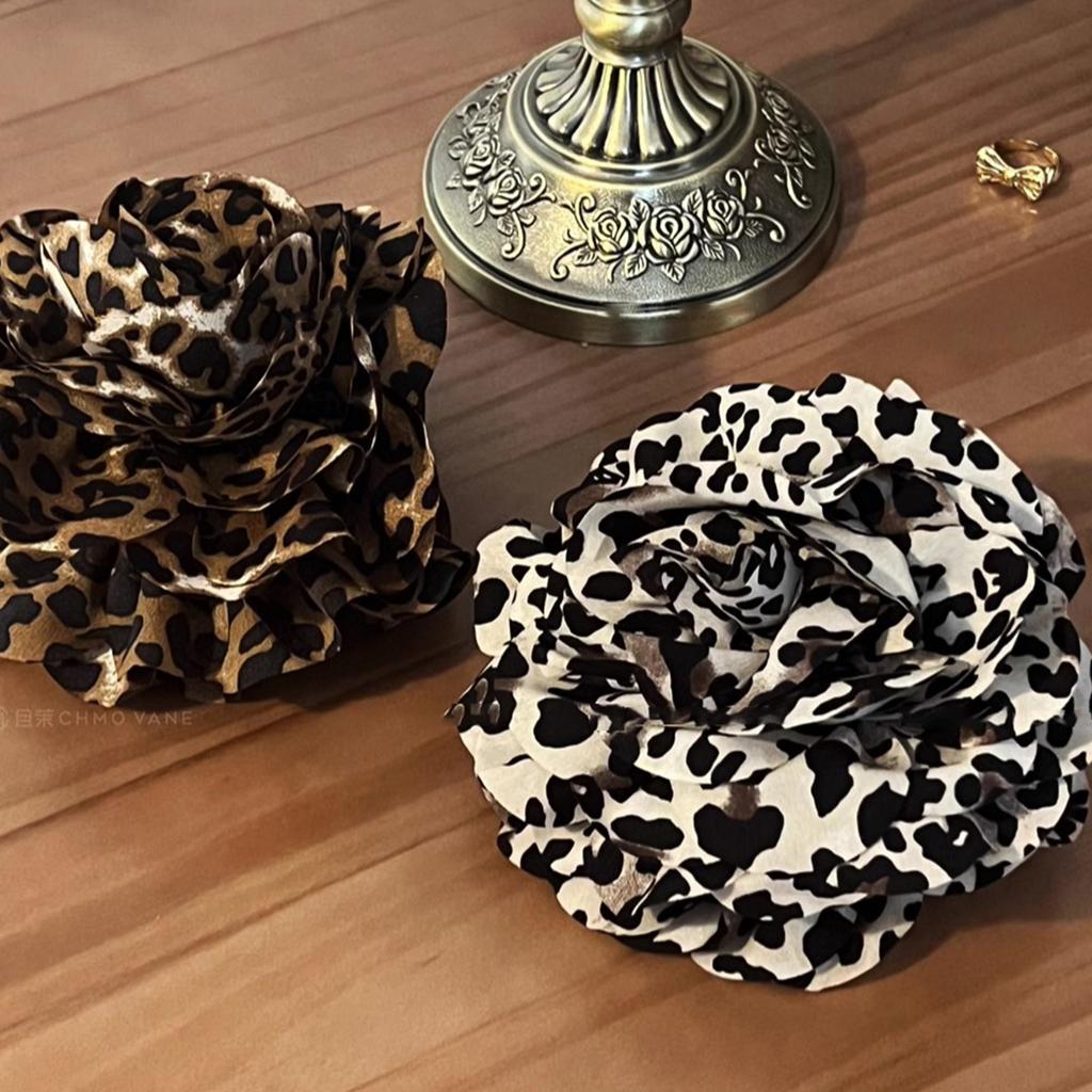 Stilvolle Haarklammer mit Leopardenmuster Beliebte große Blume Kieferklemme Rutschfeste Haarspange Haarstyling-Accessoire für Frauen Mädchen