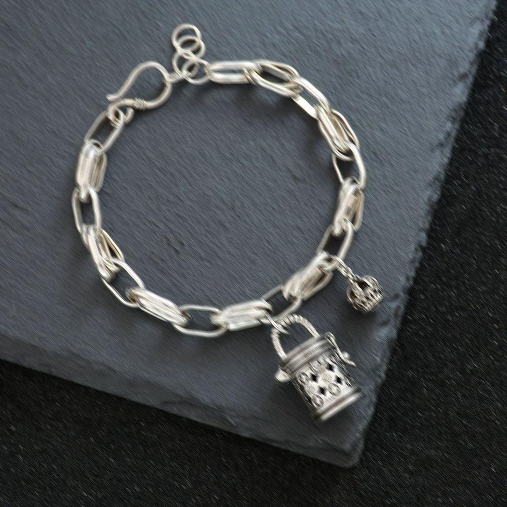 Fashionable Retro Bear Diamond Bracelet - Women's Unique High-End Charm