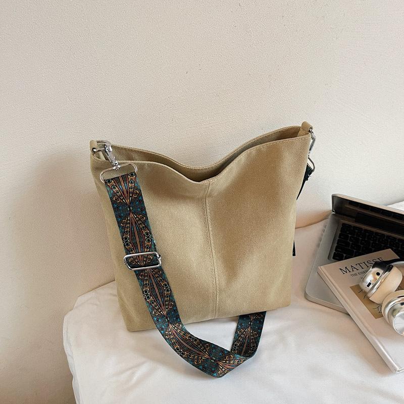 

2025 autumn new European and American fashion portable shoulder crossbody large capacity bucket bag solid color retro shoulder women s bag хаки