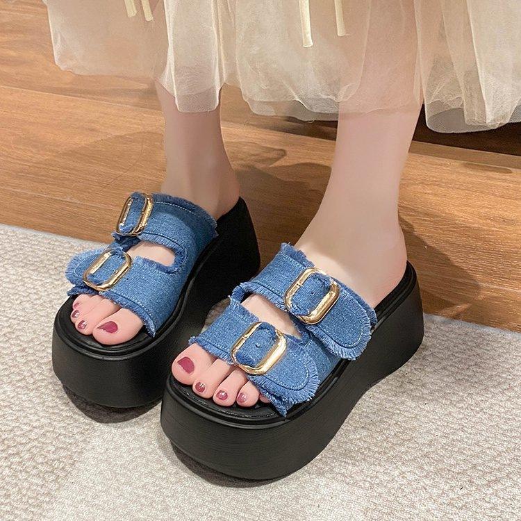 

Thick bottom heightening cool slippers women s summer outer wear 2025 new fashion rough edge metal buckle 7cm muffin going out slippers 40 peacock синього кольору