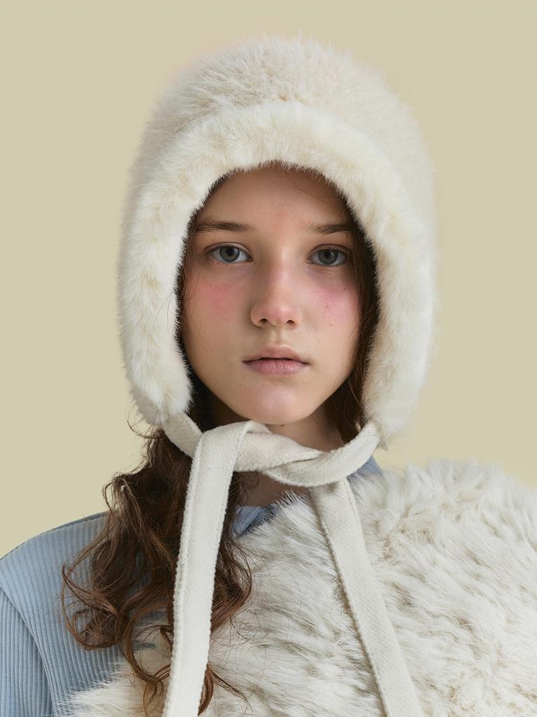 Poejidam Fur Trim Bonnet Hat In Cream Wing