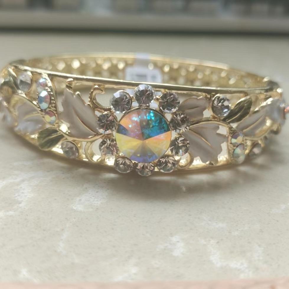 

Браслет из перегородчатой ​​ткани золотого цвета. Женщины дарят подарки на день рождения своим матерям и возлюбленным. one size