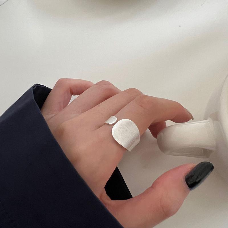 Chic Geometric Wide-Edge Adjustable Ring for Women - Brushed Matte Finish, Personalized & Versatile for Any Finger
