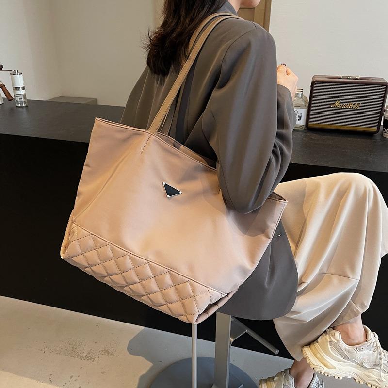 Large-capacity casual tote bag women's new autumn and winter versatile fashion simple shoulder underarm commuter bag