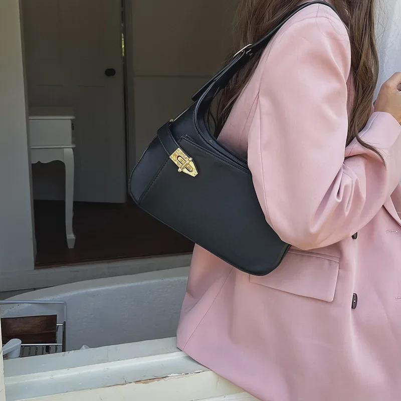 2025 Strukturierte schwarze Unterarmtasche: Stilvolle, vielseitige und kompakte Schulterhandtasche für Damen