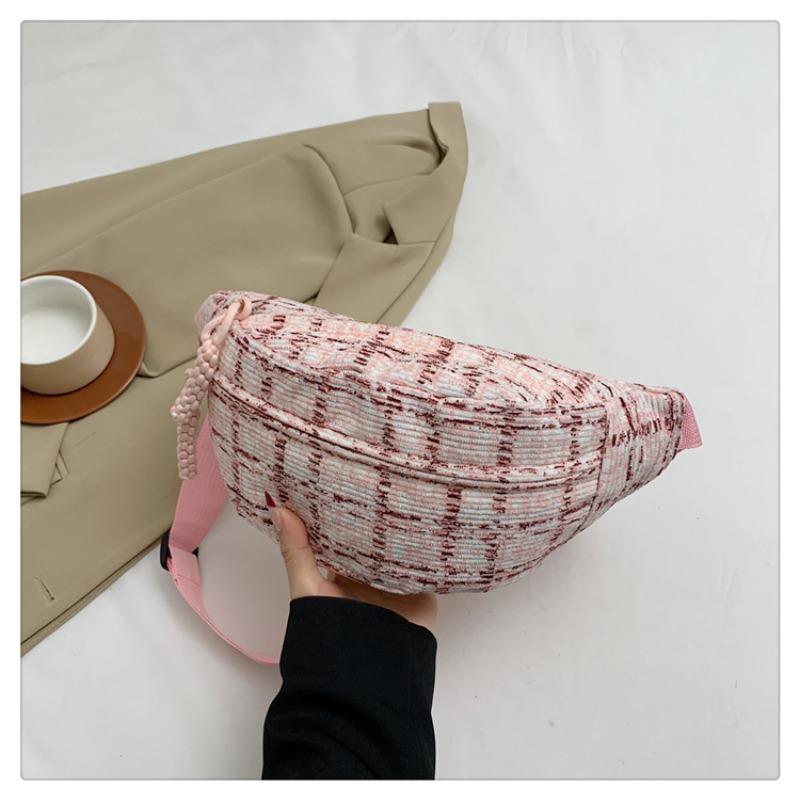 

New women s breast bag, large capacity, light and casual trendy girl messenger bag, going out for travel and leisure small satchel. one size fits all