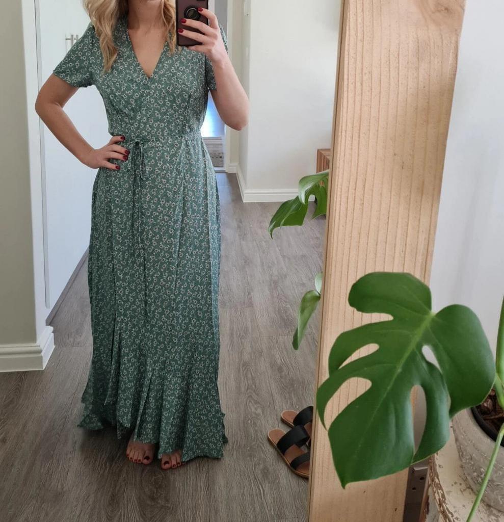 Wickelkleid mit Blumenmuster und V-Ausschnitt und kurzen Ärmeln 2022