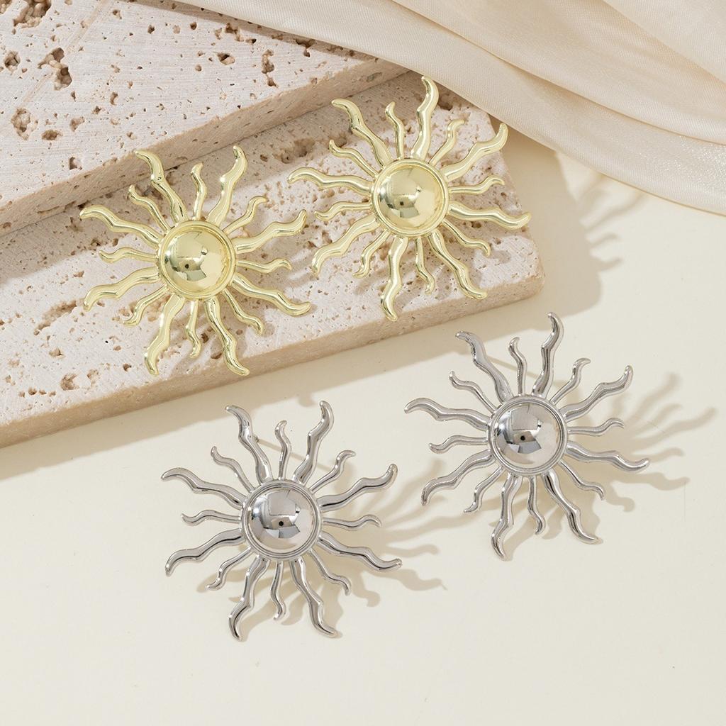 Vintage Metal Sun Shape Stud Earrings for Women Exaggerated Gold Color Irregular Geometric Personality Earrings Jewelry Gifts