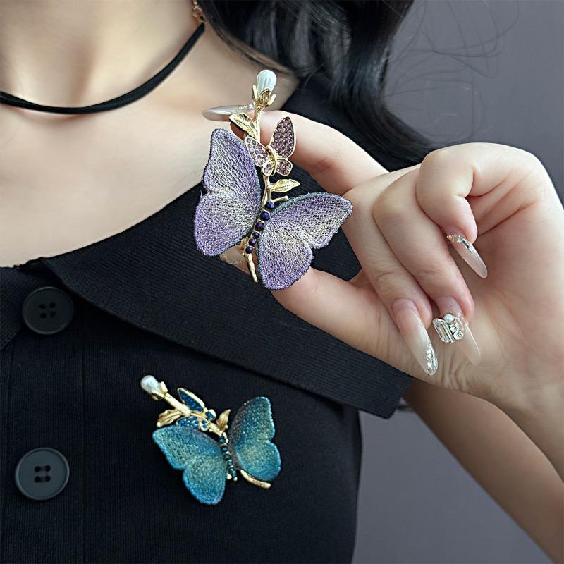 1Pc Elegant Retro Light Luxury Hand-Embroidered Butterfly Brooch With Simulated Pearls and Rhinestones, Gradient Process Corsage