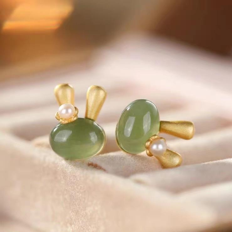 

Hetian jade rabbit stud earrings women s light luxury earrings new trendy niche design sense small and simple earrings золотий