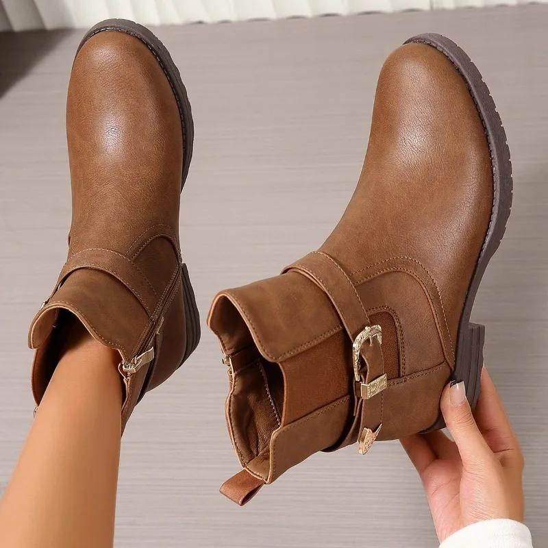 Novas Botas de Cano Curto Populares com Fivela Retro e Tira para Mulheres Salto Baixo Plataforma Marrom Botas de Couro Femininas Outono Zíper Lateral Botas Curtas