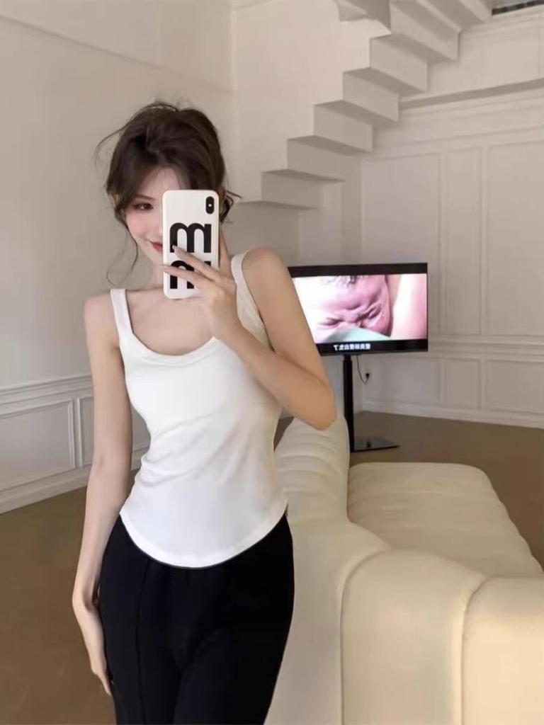 Einfarbiger Trägertanktop mit integrierten Polstercups für Damen - U-förmiges Design, Innen-/Außenbekleidung, Reines Verlangen.
