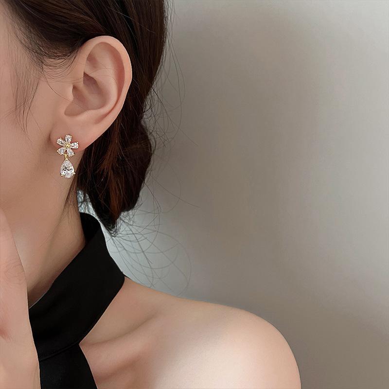 Versilberte koreanische Wassertropfenblumen-Steckohrringe für Damen, leichter Luxus, Vintage, Damenschmuck