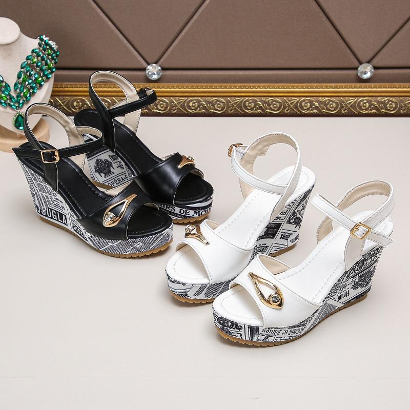 Fashion Wedge-shaped Thick Sole Ladies Sandals 2025 Summer New Fashion Slope High Heels Casual Outdoor Beach Roman Sandals Zapatos Mujer