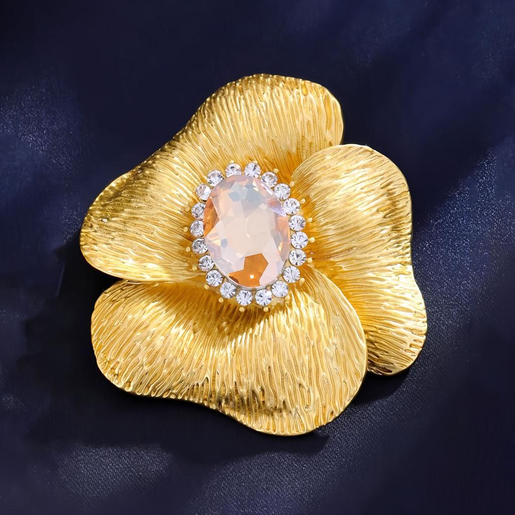 The Golden Noble Flower Brooch Is A High-end and Elegant Crystal Flower Brooch with A Light Luxury and High-end Feel
