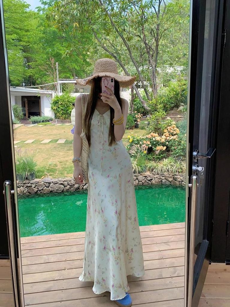 French Holiday Style Sleeveless V-neck Floral Dress Women's Summer Waist Thin A-shaped Skirt Gentle Wind Suspender Long Dress