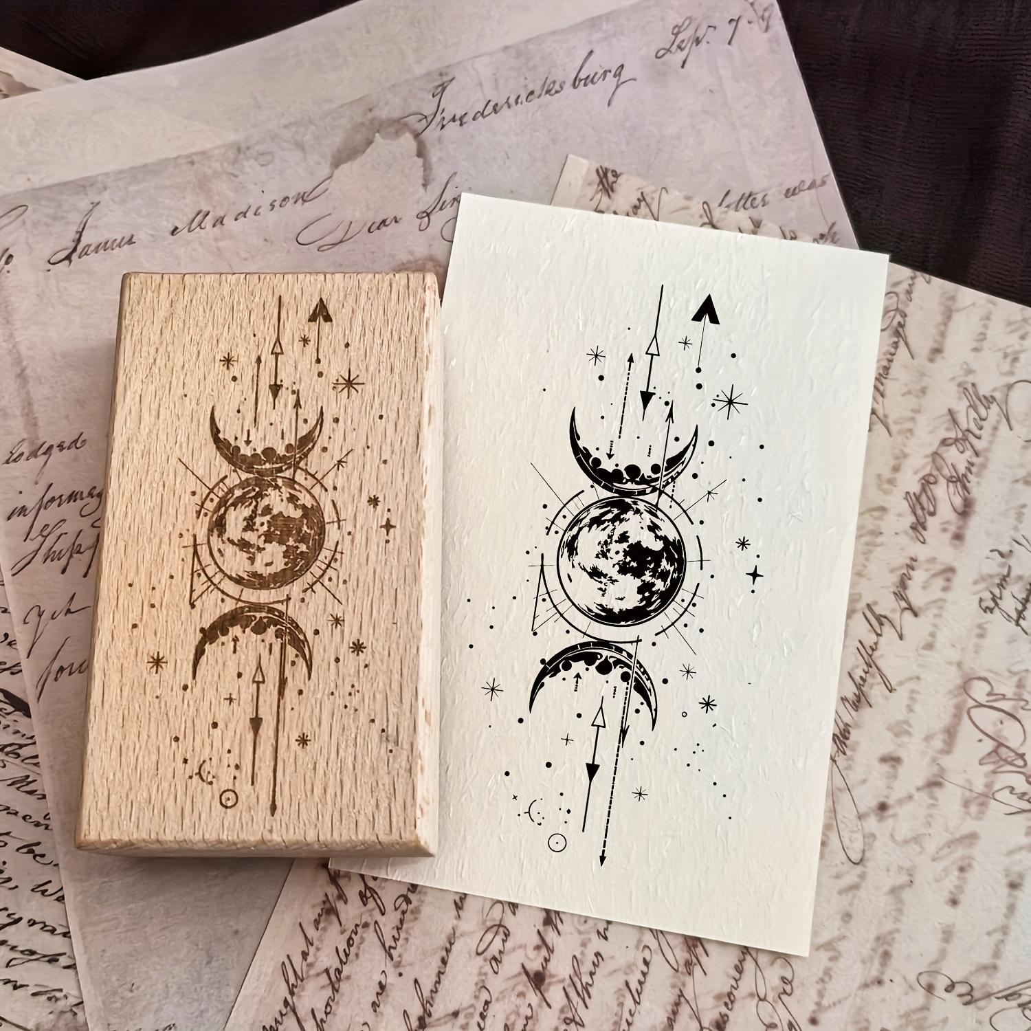 Винтажная деревянная печать  Луна и Звезды Космическая  - Деревянная ручка Пластиковая поверхность Художественная печать (Большой/Маленький размер) дубильная кора