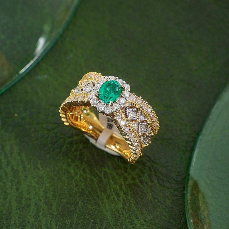 BELLA BOX Italienischer gewebter, geschnitzter Gold-Spitzenring mit zweifarbigem Gold-Intarsiendiamanten und smaragdfarbenem Schatz