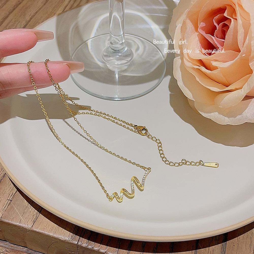 Hot neck stainless steel necklace jewelry female fashion temperament line pendant light luxury niche colorfast clavicle chain.