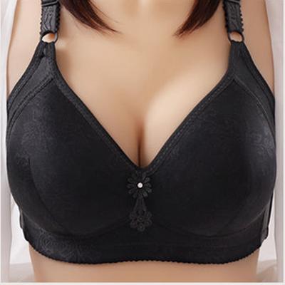 Kobieta plus size z koronkowym haftem i zebranym biustonoszem push-up bez felg