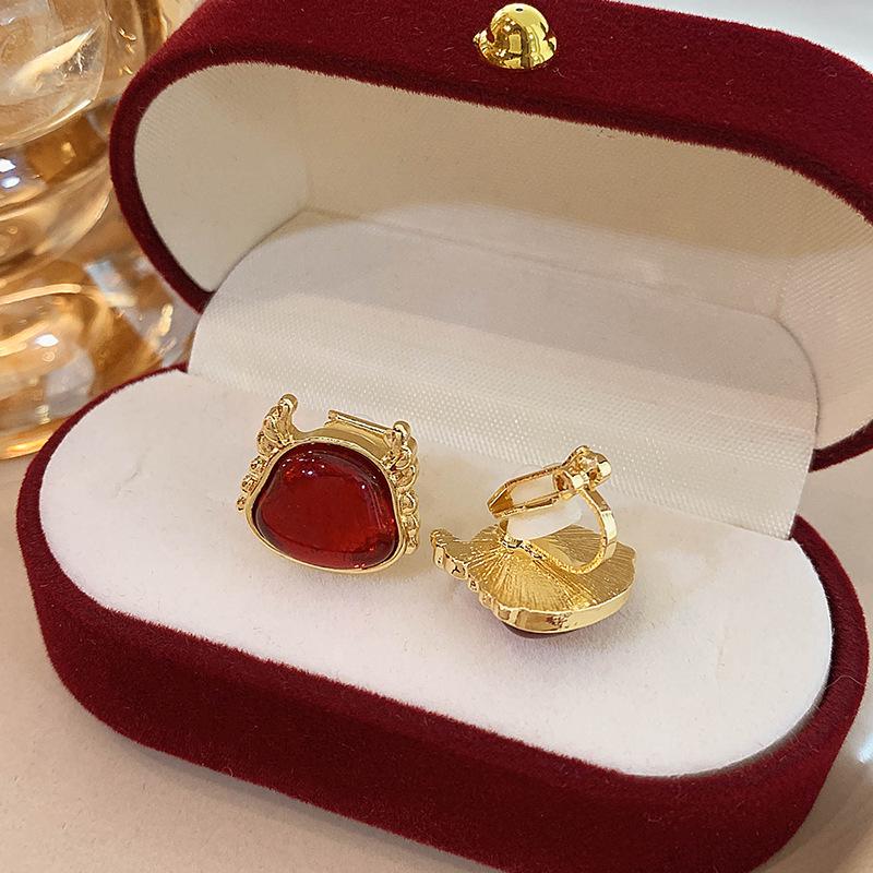 2025 Retro-Inspired Imitation Pearl Earrings: Niche Light Luxury Ear Studs & Pendants