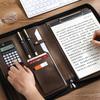 Multifunktionales A4/A5 PU-Leder-Portfolio für Dokumentenorganisator Reißverschlusstasche mit Taschenrechner Stifte Mann Schreiben Aktentasche Büro