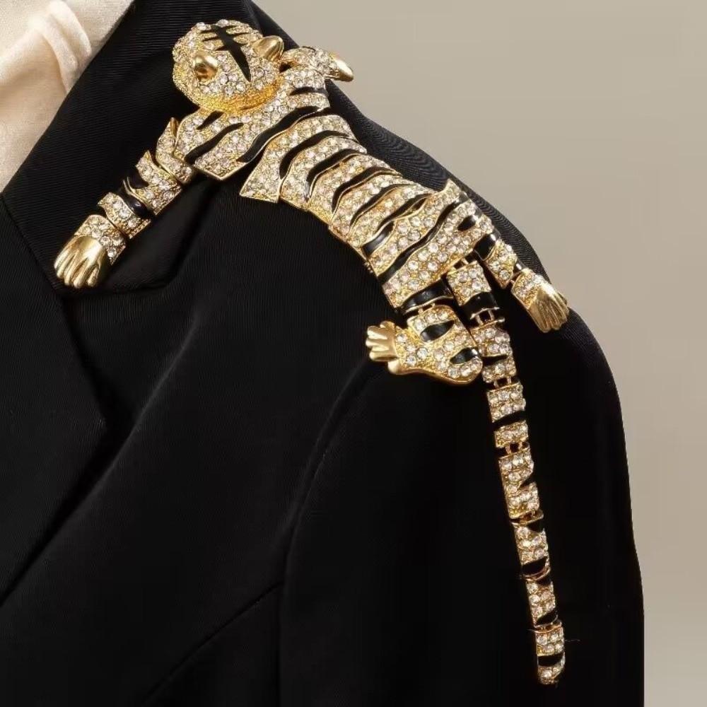 Leichter Luxus Schulterdekor Brosche Elegante Schulterblitz Große Tigerbrosche Anzug Zubehör