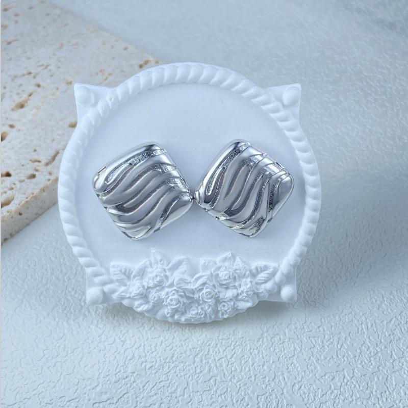 2024 Autumn Women's Tassel Striped Metal Earrings - Niche European & American Design
