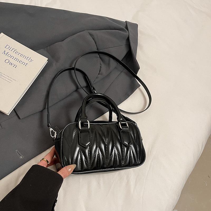 Niche popular portable pillow bag women's spring and summer new messenger bag fashion versatile shoulder bag women