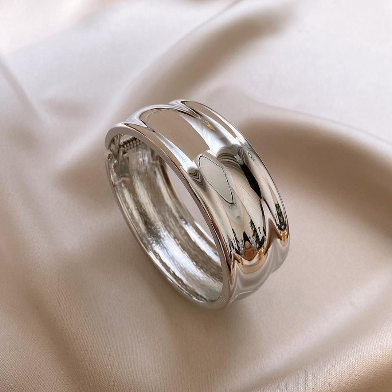 

Personalized Metal Smooth Folds Geometric Round Bracelet Bracelet Jewelry