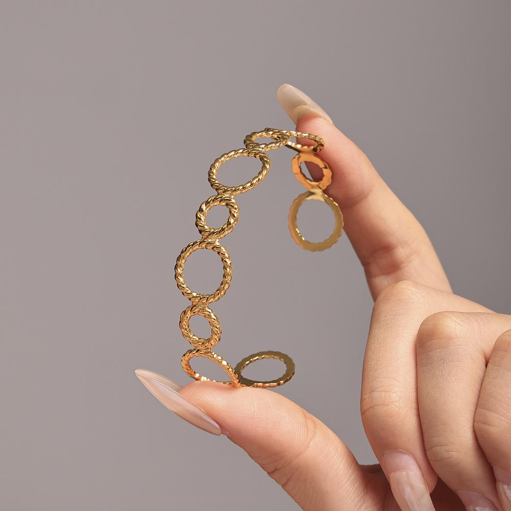 Qiong Yao Openwork Spliced Ring Bangle: European & American Style, 18K Gold-Plated Stainless Steel Bracelet