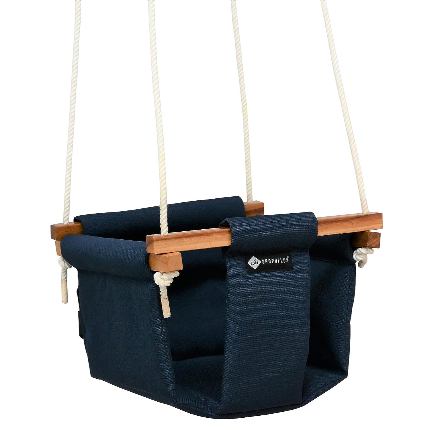 

Качели для детей, Детские качели, висящие в помещении на открытом воздухе.